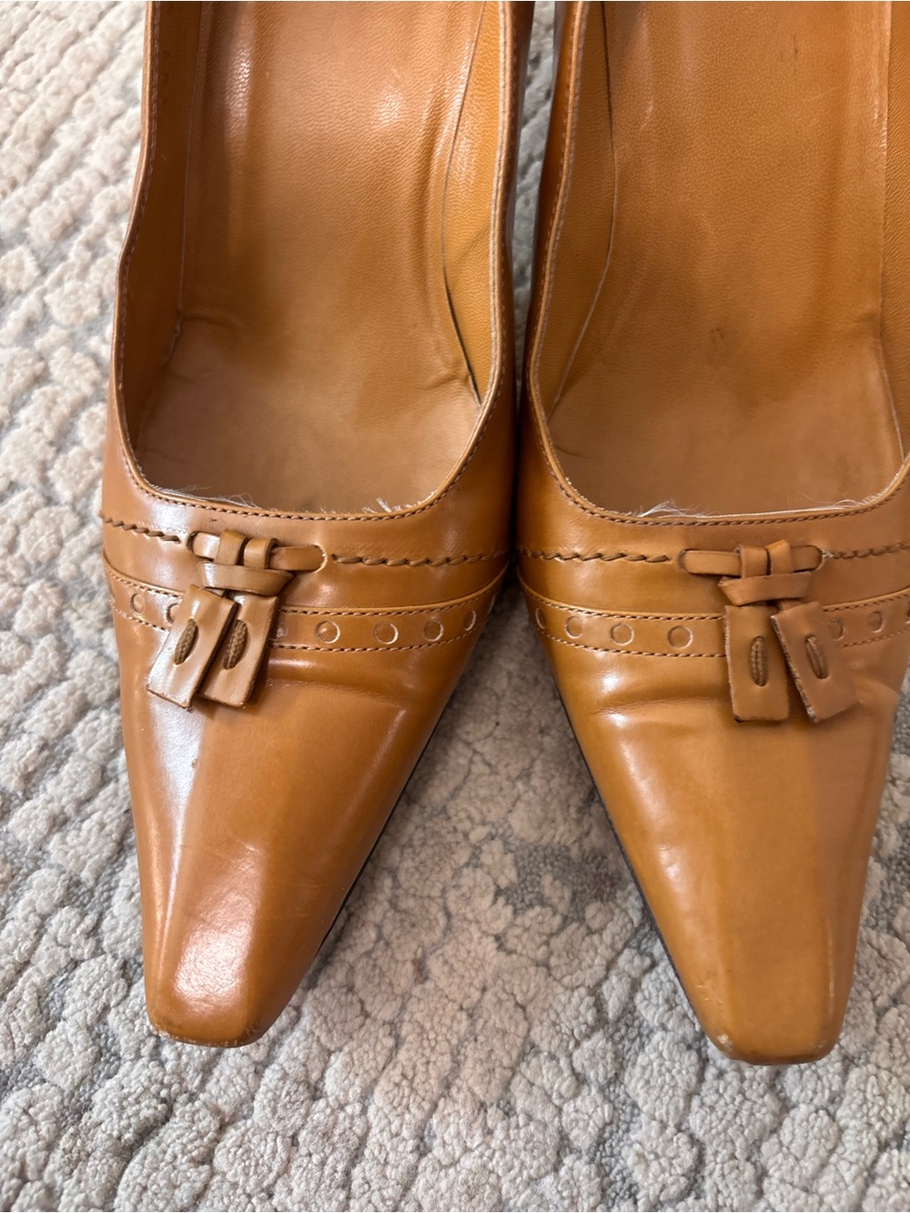 Gucci Tan Leather Pointed Toe Heels - Picture 2 of 8